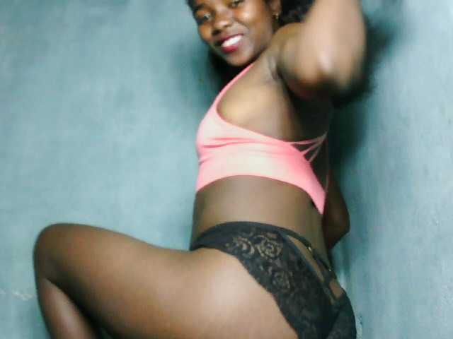 LandiQueen12 live cam on BongaCams