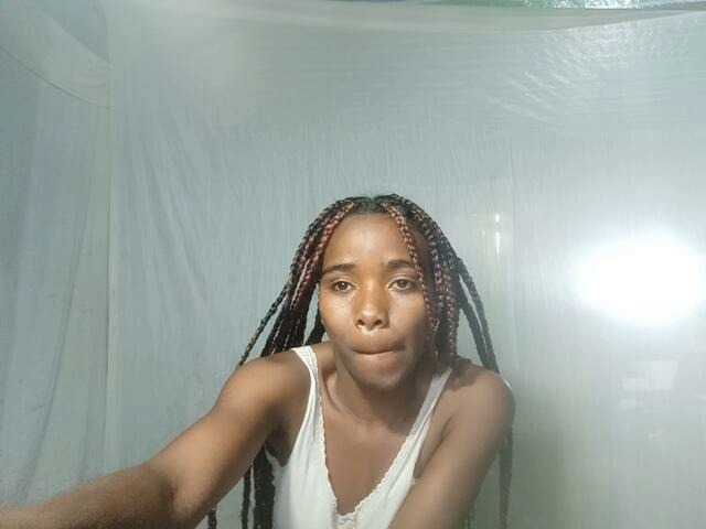 LandiQueen12 live cam on BongaCams