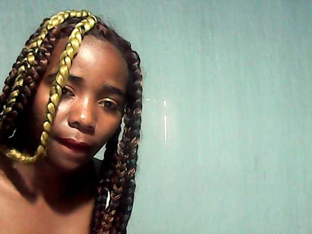 LandiQueen12 live cam on BongaCams