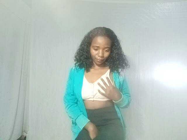 LandiQueen12 live cam on BongaCams