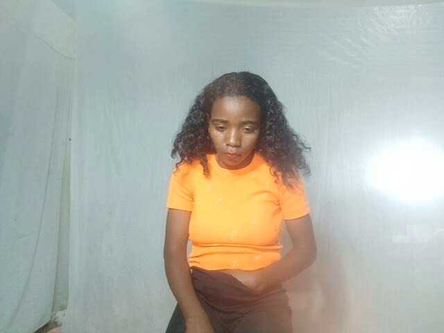 LandiQueen12 live cam on BongaCams