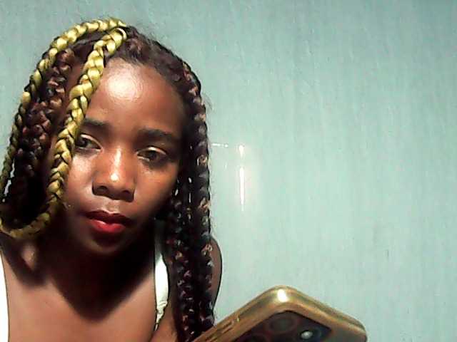 LandiQueen12 live cam on BongaCams