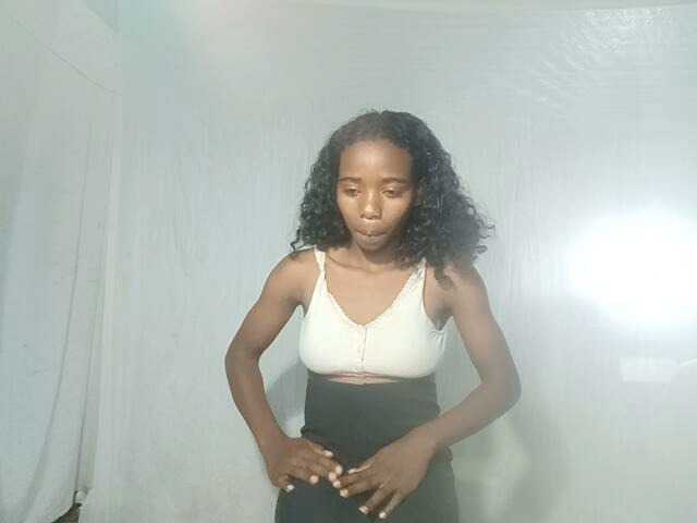 LandiQueen12 live cam on BongaCams