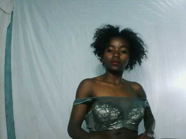 LandiQueen12 live cam on BongaCams