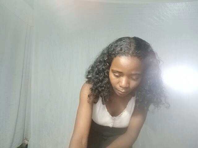 LandiQueen12 live cam on BongaCams