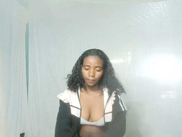 LandiQueen12 live cam on BongaCams