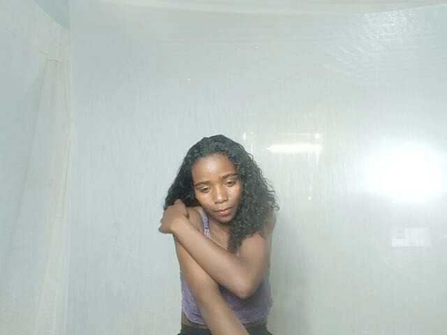 LandiQueen12 live cam on BongaCams