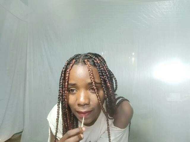 LandiQueen12 live cam on BongaCams