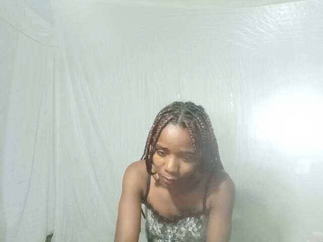 LandiQueen12 live cam on BongaCams