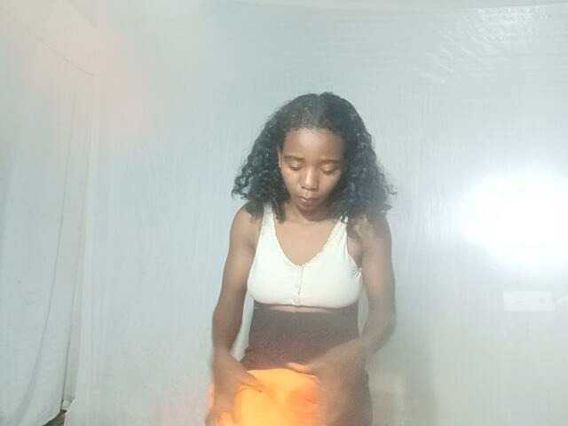 LandiQueen12 live cam on BongaCams