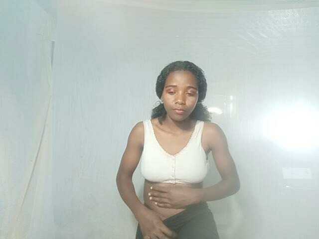 LandiQueen12 live cam on BongaCams