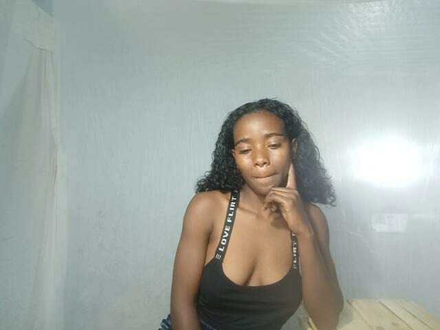 LandiQueen12 live cam on BongaCams