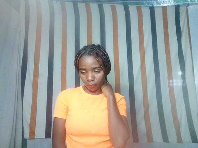 LandiQueen12 live cam on BongaCams