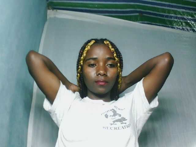 LandiQueen12 live cam on BongaCams
