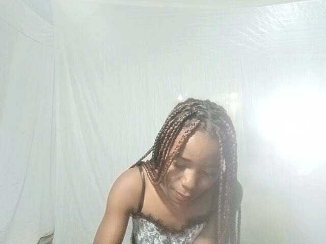 LandiQueen12 live cam on BongaCams