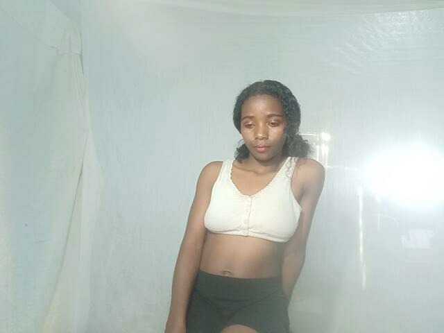LandiQueen12 live cam on BongaCams