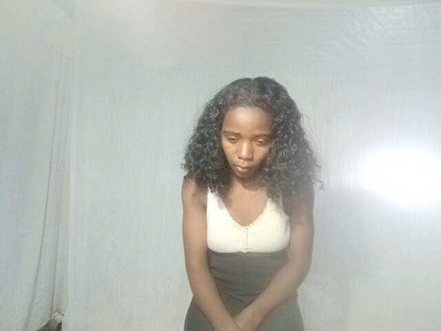 LandiQueen12 live cam on BongaCams