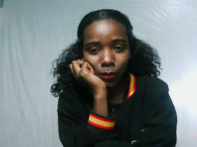 LandiQueen12 live cam on BongaCams