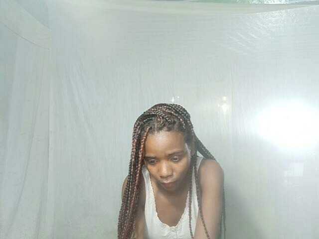 LandiQueen12 live cam on BongaCams