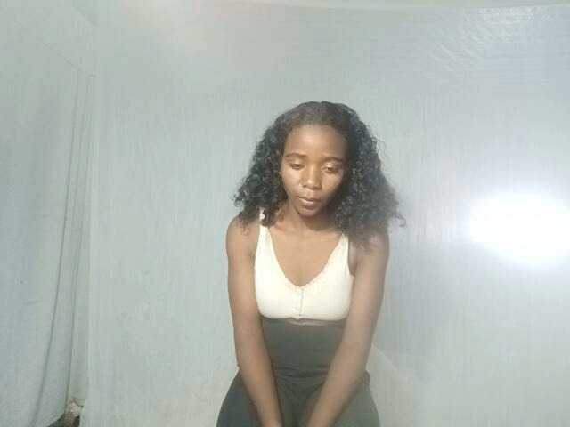 LandiQueen12 live cam on BongaCams