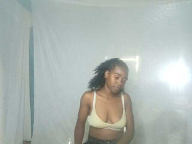LandiQueen12 live cam on BongaCams