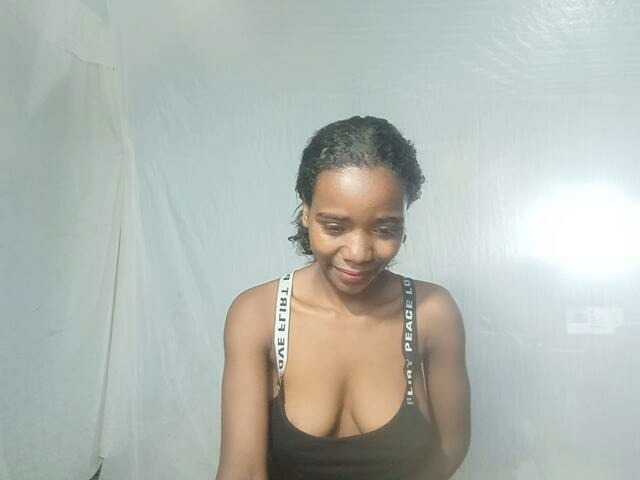 LandiQueen12 live cam on BongaCams