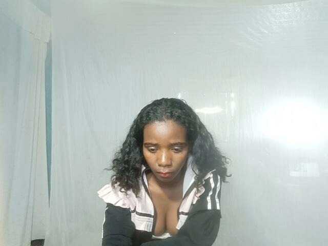 LandiQueen12 live cam on BongaCams