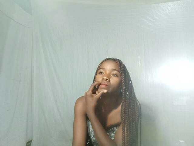 LandiQueen12 live cam on BongaCams