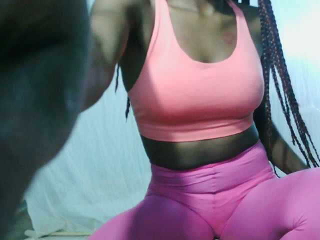 LandiQueen12 live cam on BongaCams