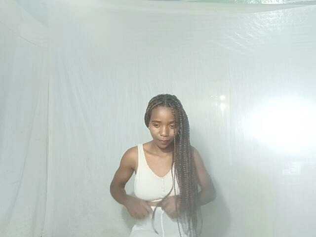 LandiQueen12 live cam on BongaCams