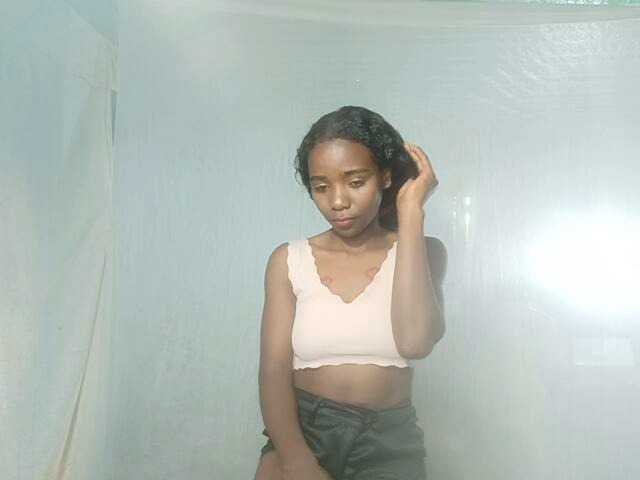 LandiQueen12 live cam on BongaCams