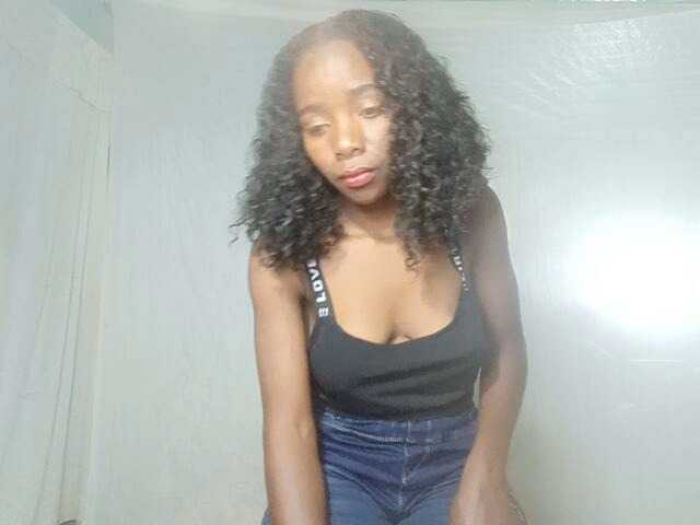 LandiQueen12 live cam on BongaCams