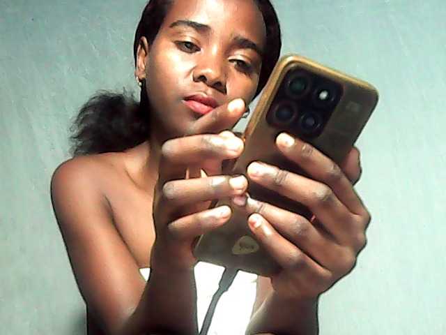 LandiQueen12 live cam on BongaCams