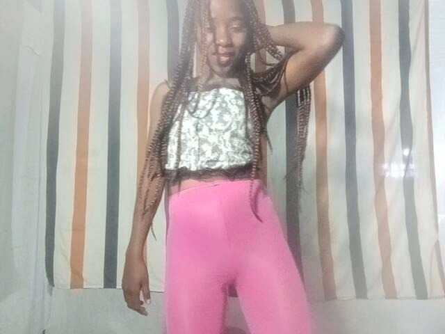 LandiQueen12 live cam on BongaCams