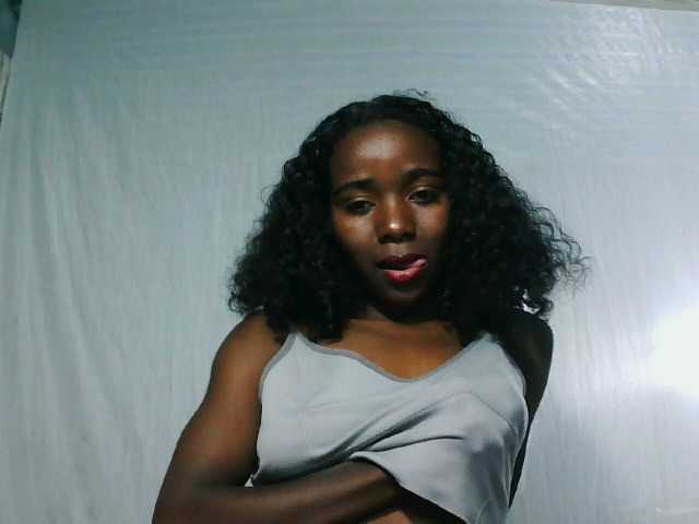 LandiQueen12 live cam on BongaCams
