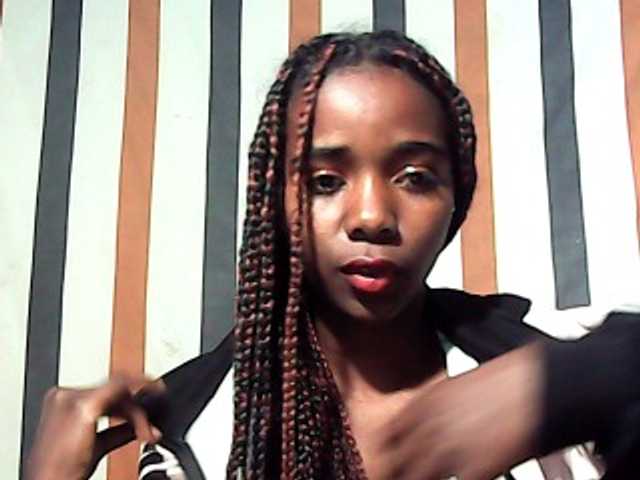 LandiQueen12 live cam on BongaCams