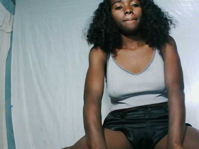 LandiQueen12 live cam on BongaCams