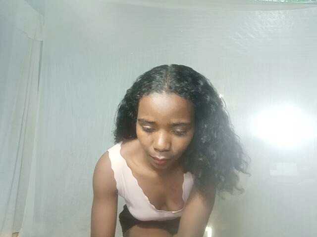 LandiQueen12 live cam on BongaCams