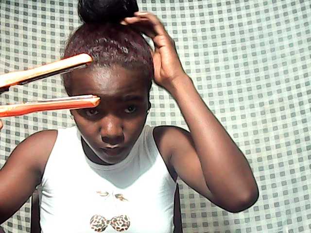 LandiQueen12 live cam on BongaCams