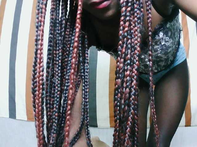 LandiQueen12 live cam on BongaCams