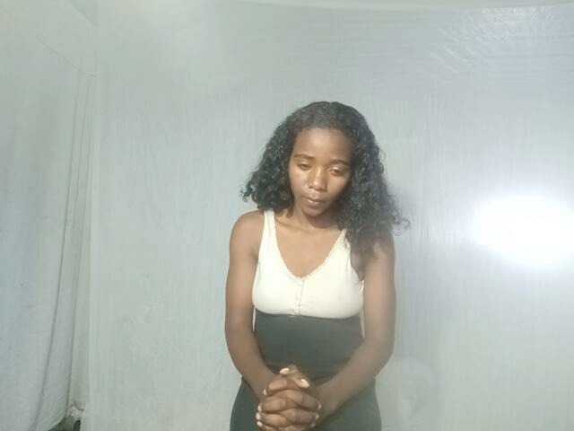 LandiQueen12 live cam on BongaCams