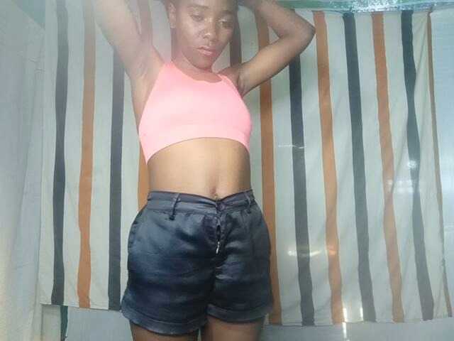 LandiQueen12 live cam on BongaCams