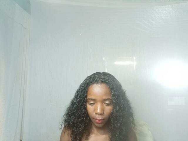 LandiQueen12 live cam on BongaCams