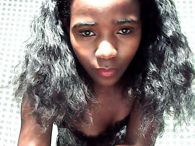 LandiQueen12 — live female cam
