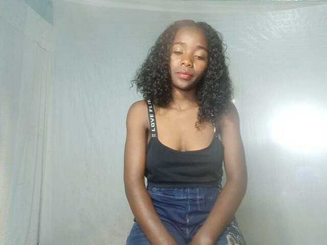 LandiQueen12 live cam on BongaCams