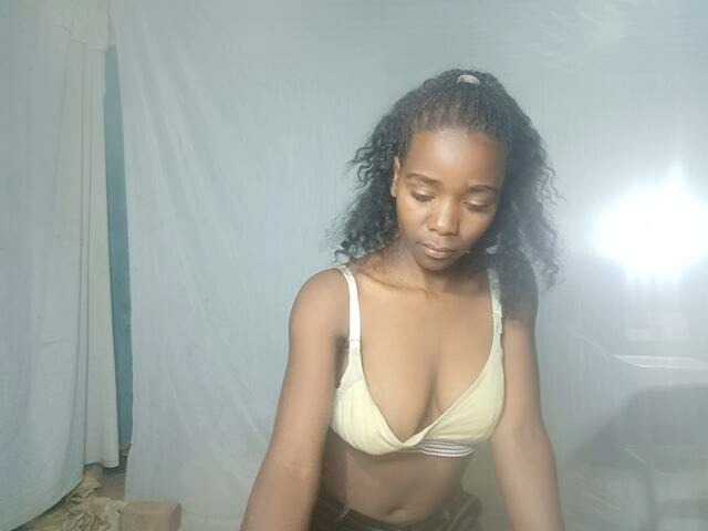 LandiQueen12 live cam on BongaCams