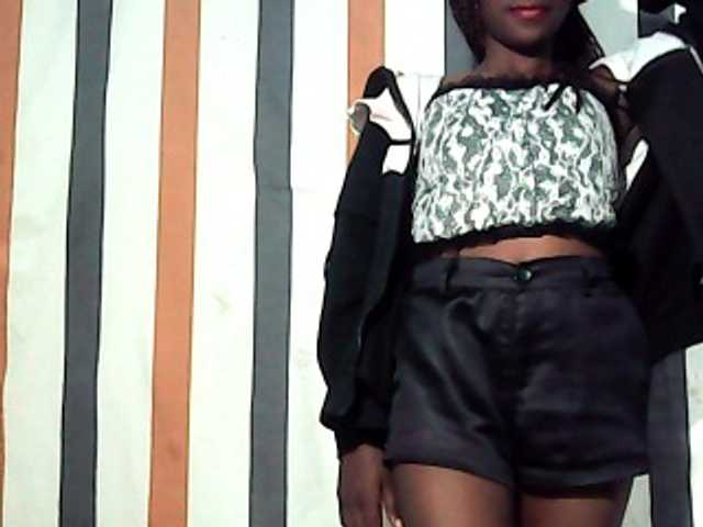 LandiQueen12 live cam on BongaCams