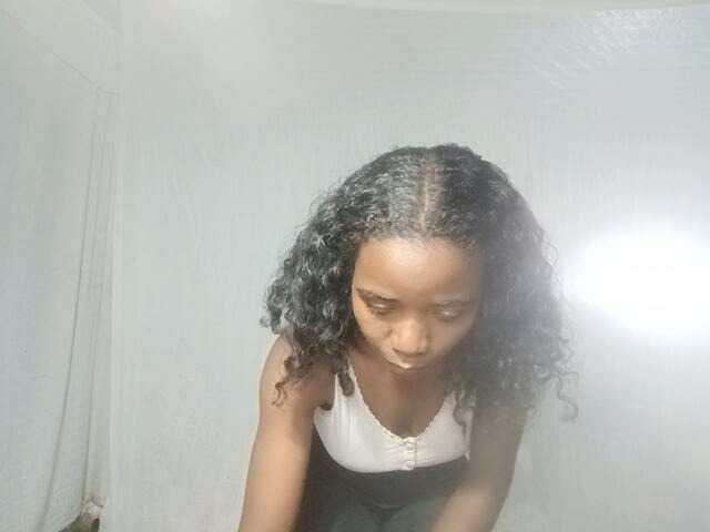 LandiQueen12 live cam on BongaCams