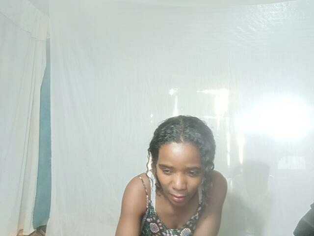 LandiQueen12 live cam on BongaCams