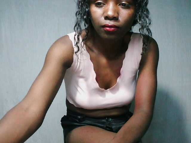 LandiQueen12 live cam on BongaCams
